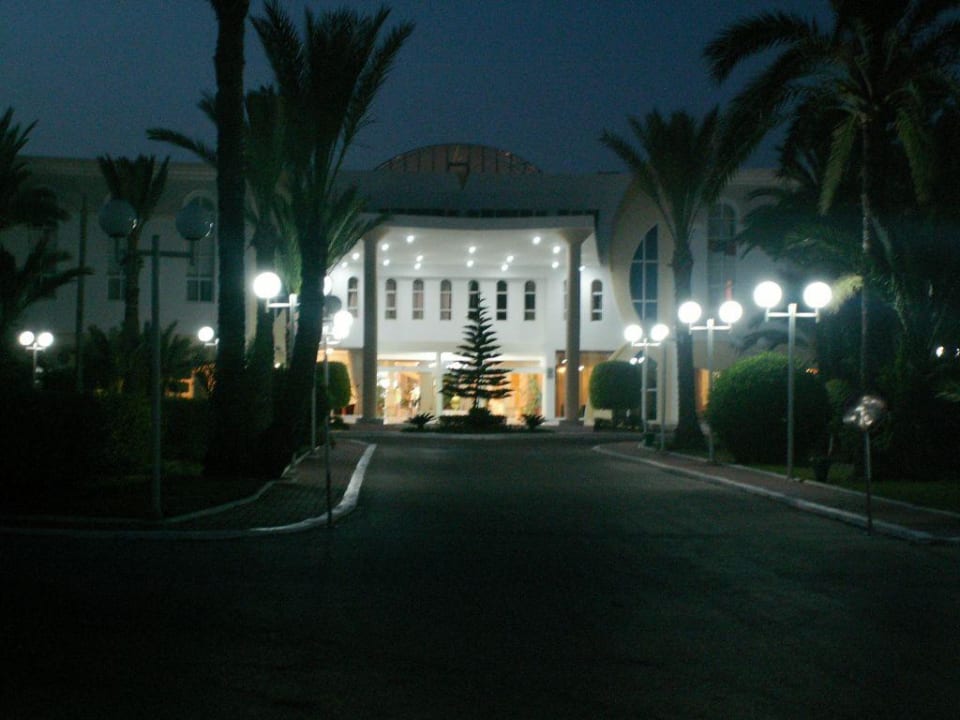 Wejście do hotelu Ruspina Beach Resort