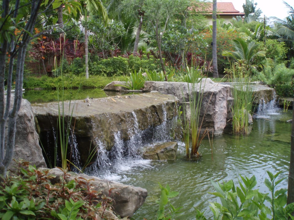 Gartenanlage des Hotels Melati Beach Resort & Spa