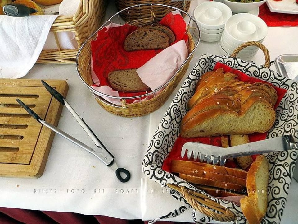 Ein Teil des Frühstücksbüffets: Schnittbrot Hotel Königin Olga