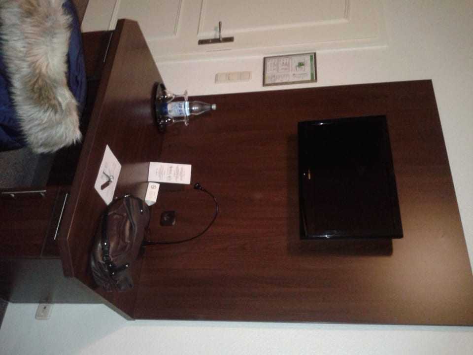 TV und Schreibtisch Hotel Am Oppspring