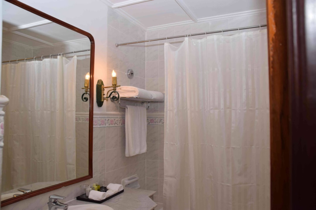 Bad mit altem Duschvorhang Grand Hotel