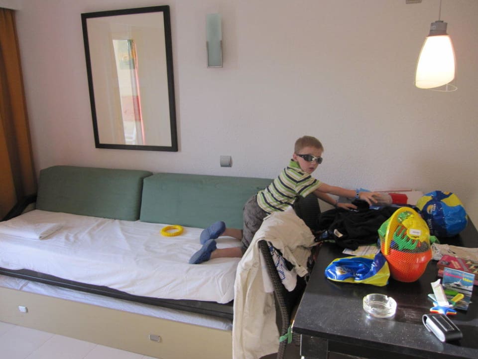 Wohnbereich und Schlafcouch blau punta reina