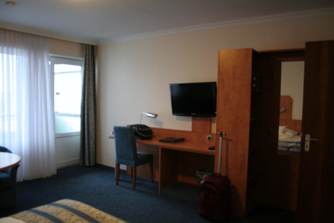 Schreibtisch, Fernsehr, offener Kleiderschrank Apartment-Hotel Hamburg Mitte