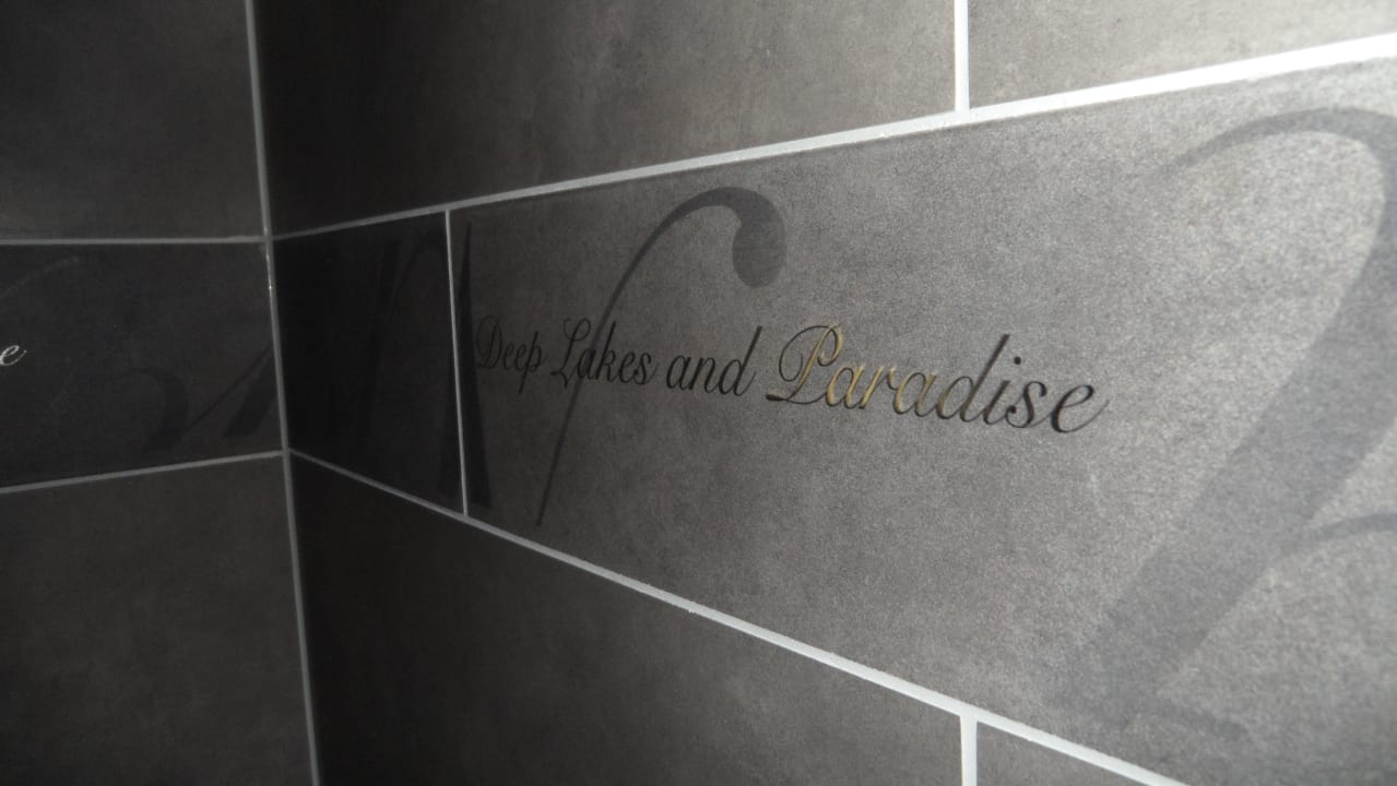 Schriftzug Bad Hotel The Grey