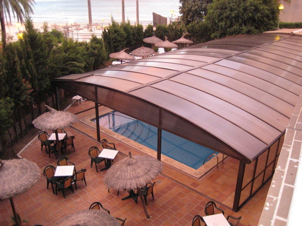 Der im Herbst überdachte Pool Be Live Experience Costa Palma