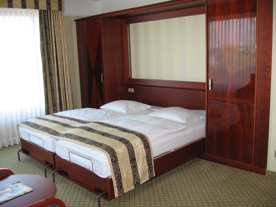 Hotelzimmer - Bettseite JW Marriott Hotel Berlin