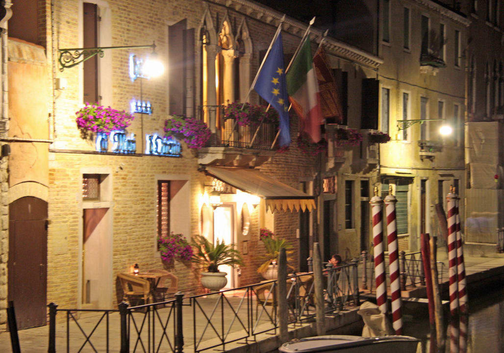 Hoteleingang bei Nacht Hotel Ai Mori D'Oriente