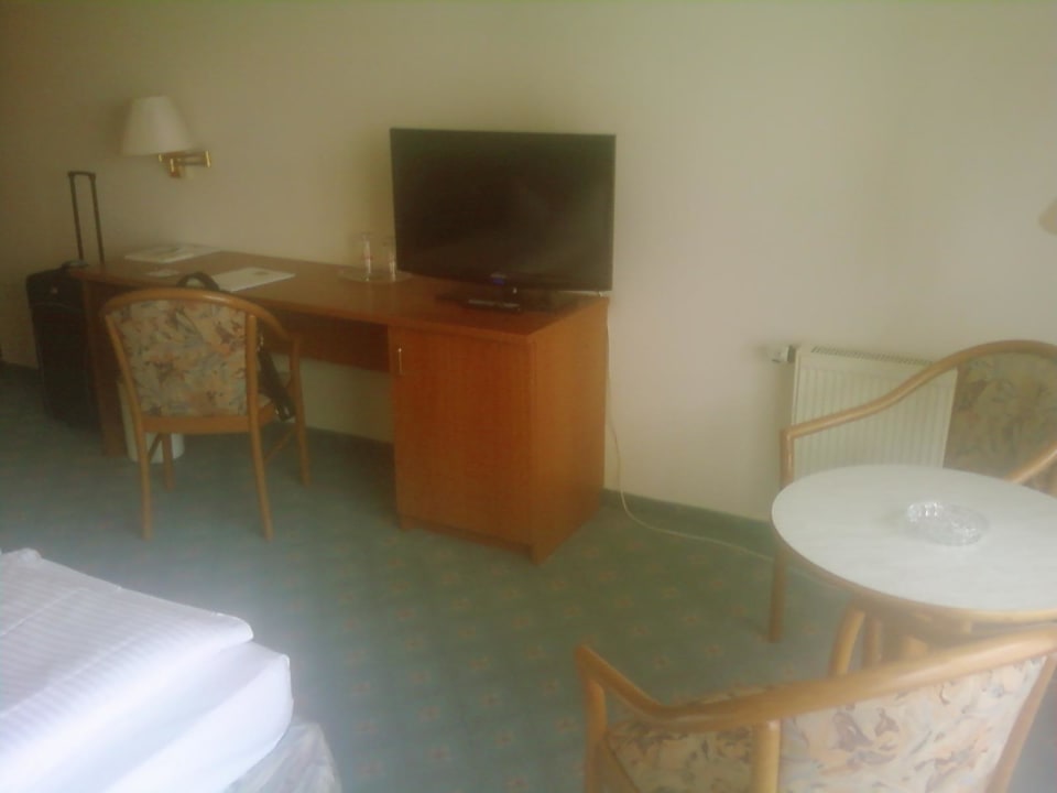 TV Minibar Schreibtisch ACHAT Hotel Frankfurt Maintal