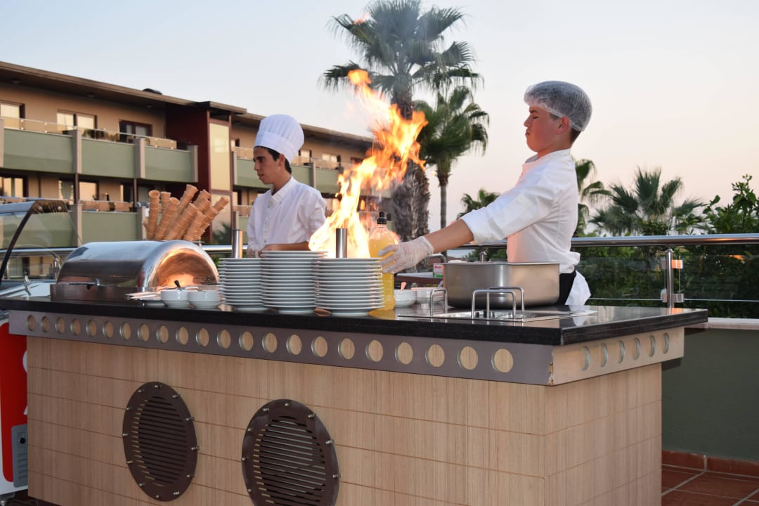 Essen wird vor den Augen zubereitet Hotel Grand Side