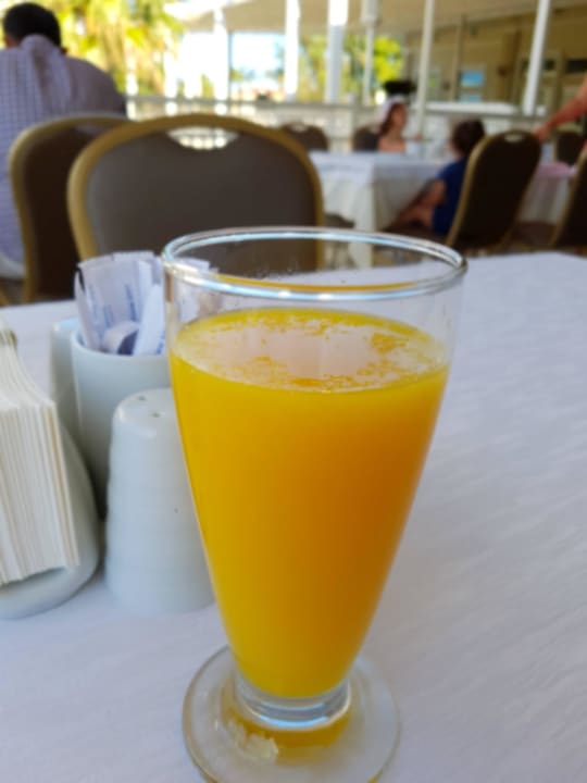Zum Frühstück frisch gepresster O-Saft Güral Premier Belek