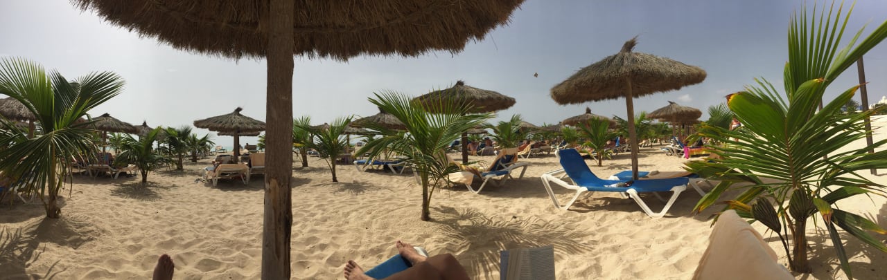 Am Strand unterm Sonnenschutz Hotel Riu Karamboa