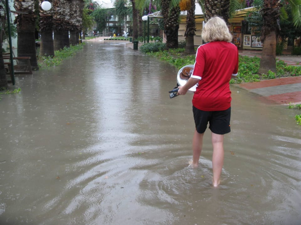 Um Getränke zu bekommen musste man sich aufmachen. VONRESORT Golden Beach