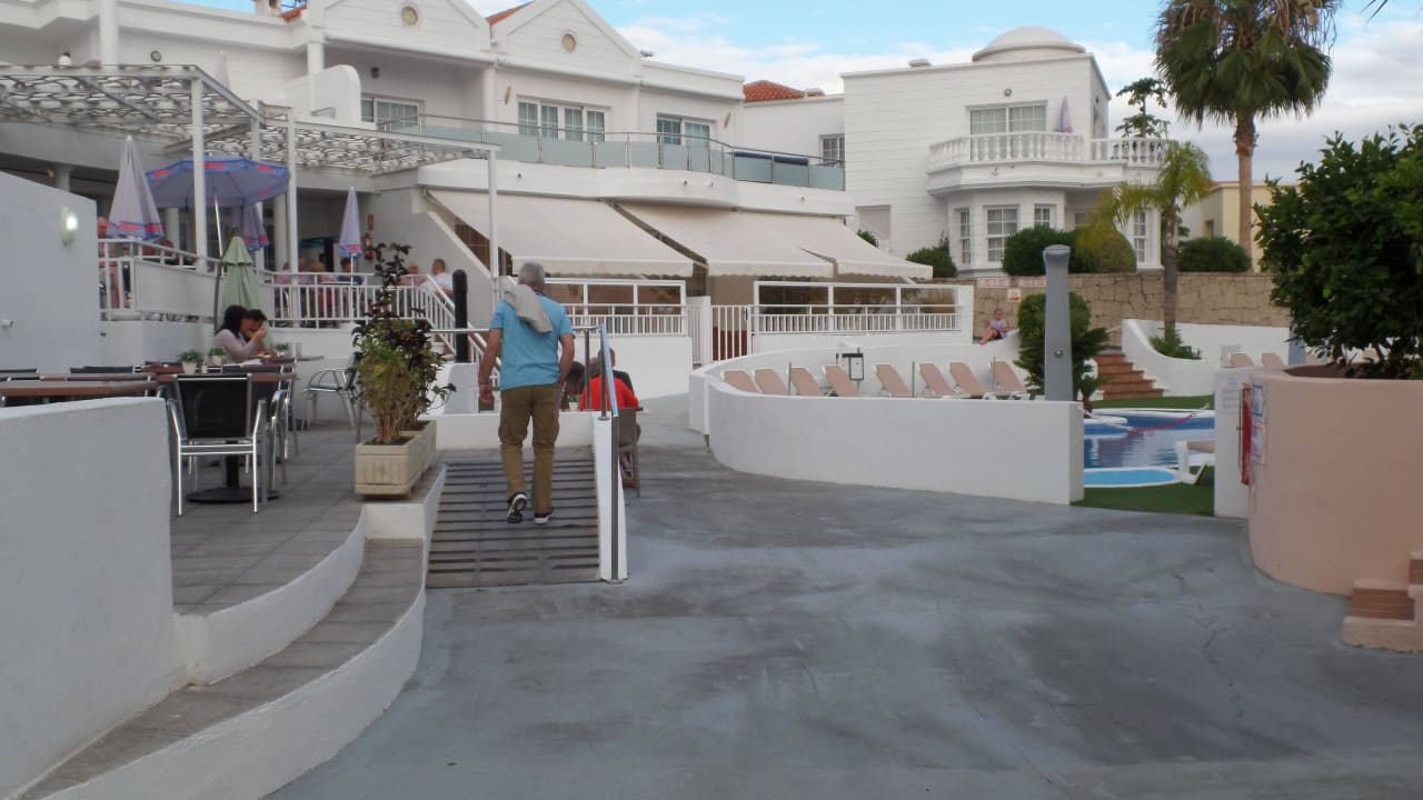 Sicht auf Eingang &Restaurant Villa Fanabe Fanabe Apartment