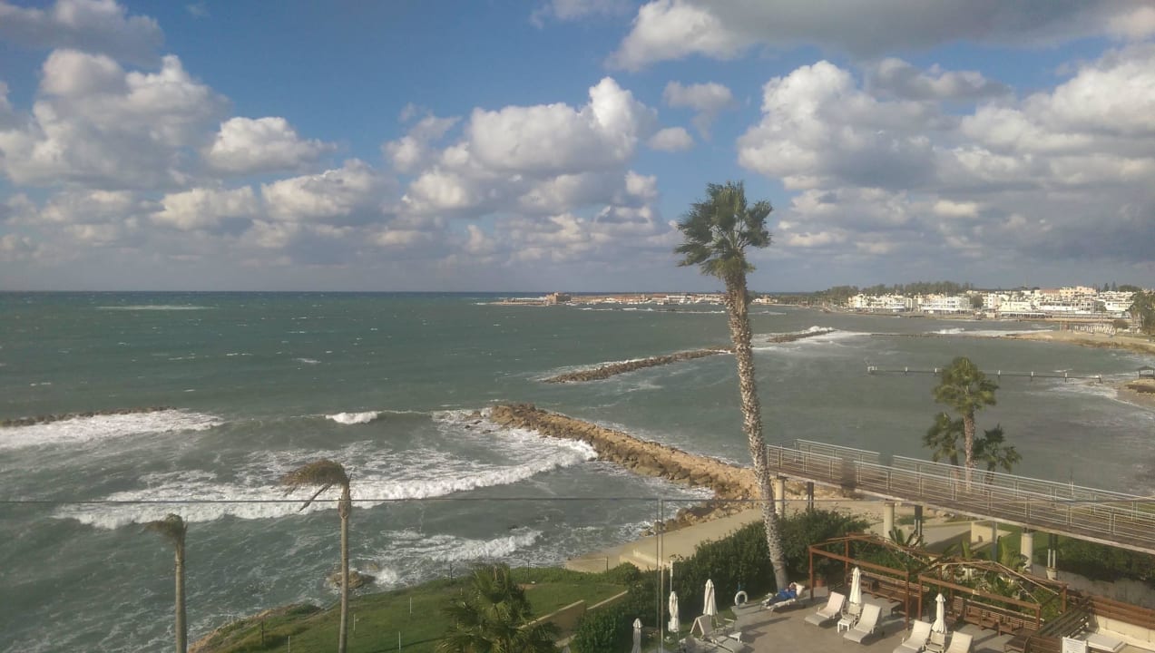 Meerblickzimmer, Blick auf Paphos Hafen mit Festun Alexander The Great Beach Hotel