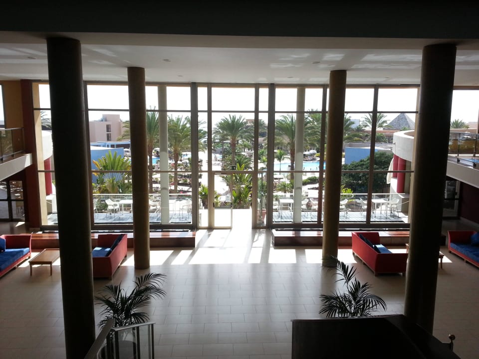 Von der Lobby zur Poolfläche Iberostar Waves Gaviotas Park