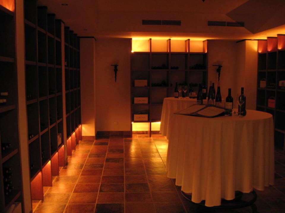 Weinkeller des Hotels elaya hotel steinplatte