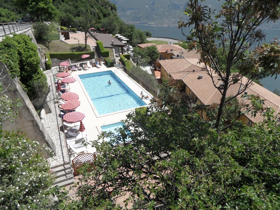 Widok na jeden z trzech basenow Hotel & Residence La Rotonda