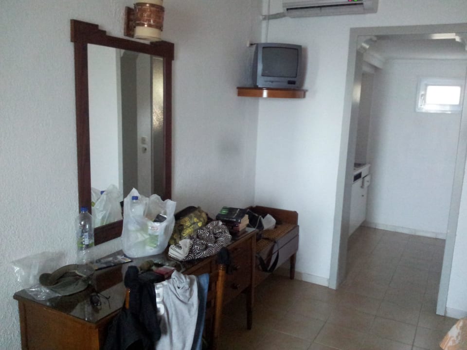 Schreibtisch und Fernseher Pallini Beach Hotel