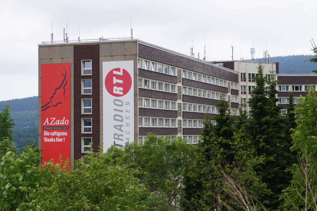 Rückseite mit Ausblick auf den Fichtelberg AHORN Hotel Am Fichtelberg