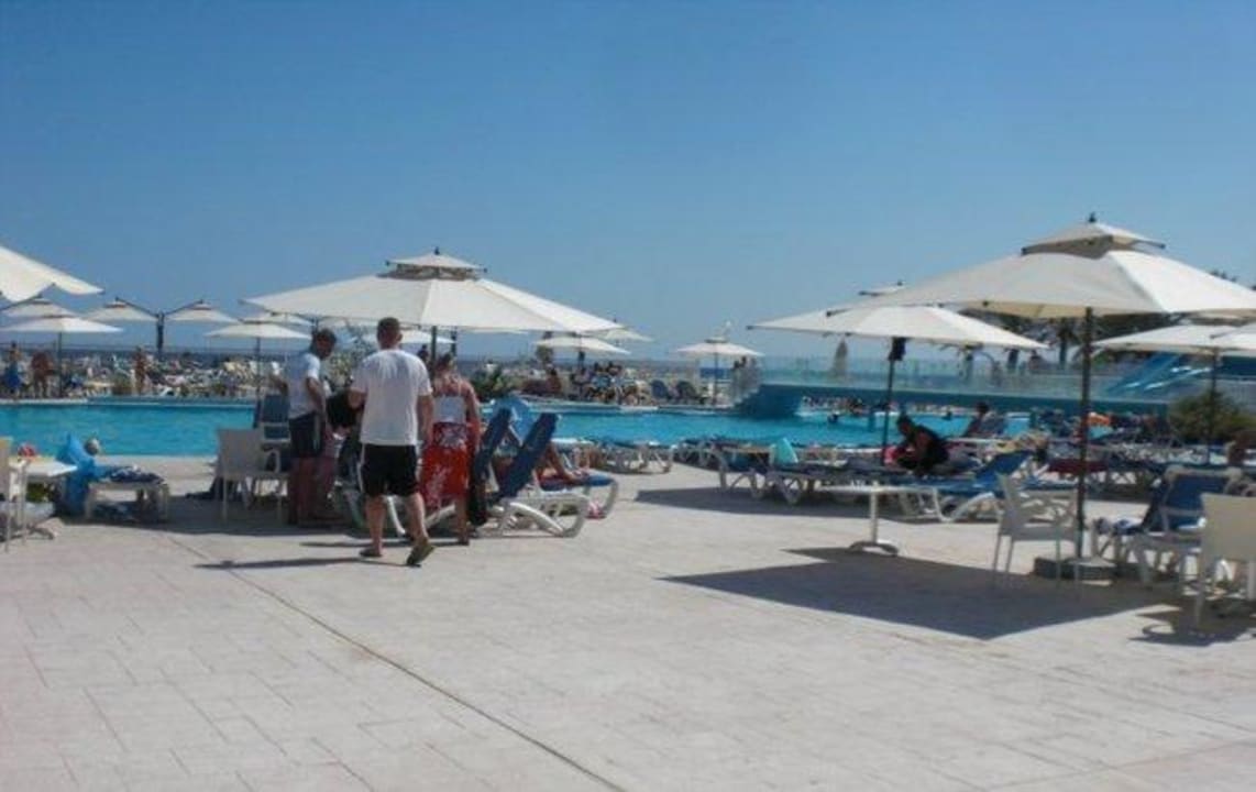 Vorbereitung der Liegen/Schirme Samira Club