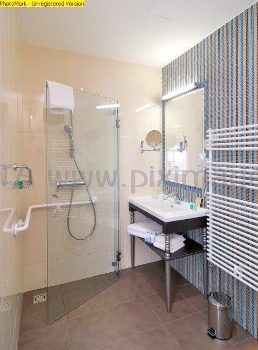 Bathroom with shower Hotel La Prima Fashion Budapest