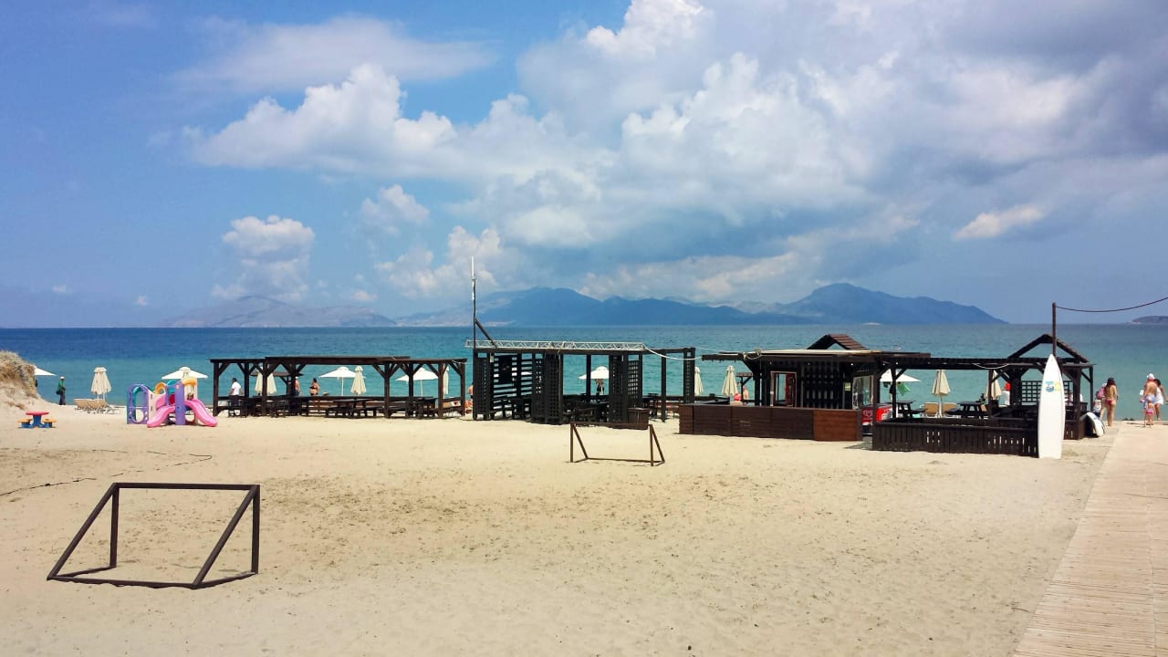 Kleine Beachbar am Strand Hotel Gaia Palace