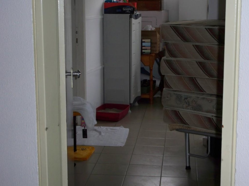 Raum der Putzfrau mit Katzenklo Ammon Zeus Luxury Beach Hotel