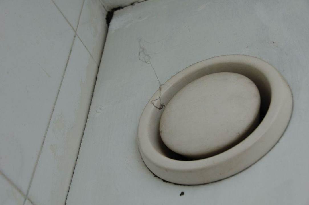 Die defekte, verschmutzte Ablüftung im Bad Hotel Gloria Budapest City Center