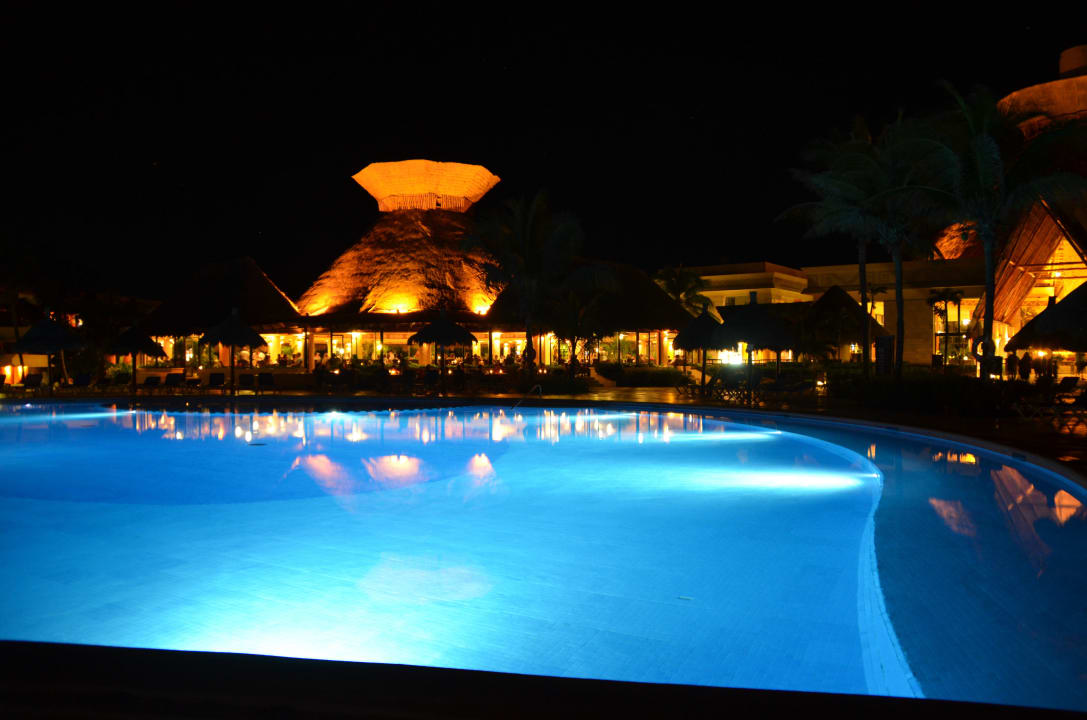 Außenansicht vom Pool bei Nacht Bahia Principe Grand Tulum