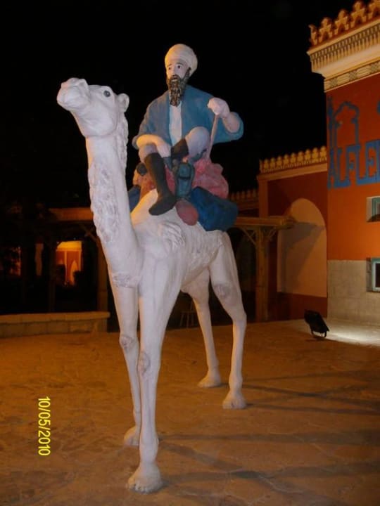 Vor dem Hoteleingang Pickalbatros Alf Leila Wa Leila Resort - Neverland Hurghada
