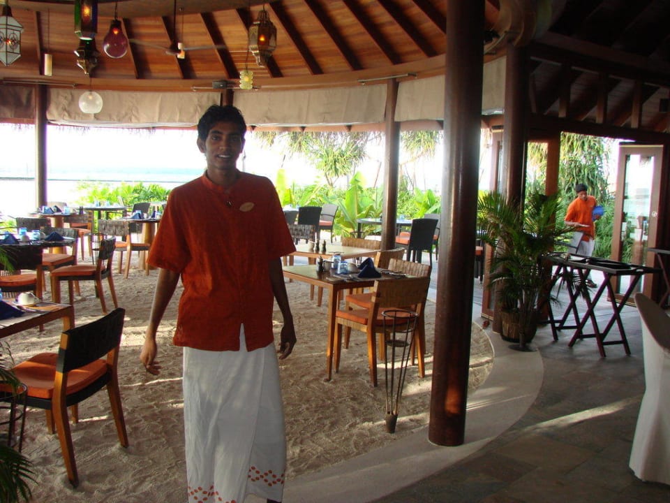 Das Restaurant direkt am Strand und am Meer Constance Halaveli Maldives
