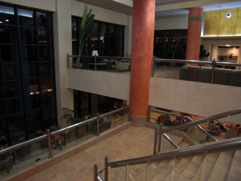 Treppen vom Eingangsbereich zur Lobby/Bar H10 Tindaya