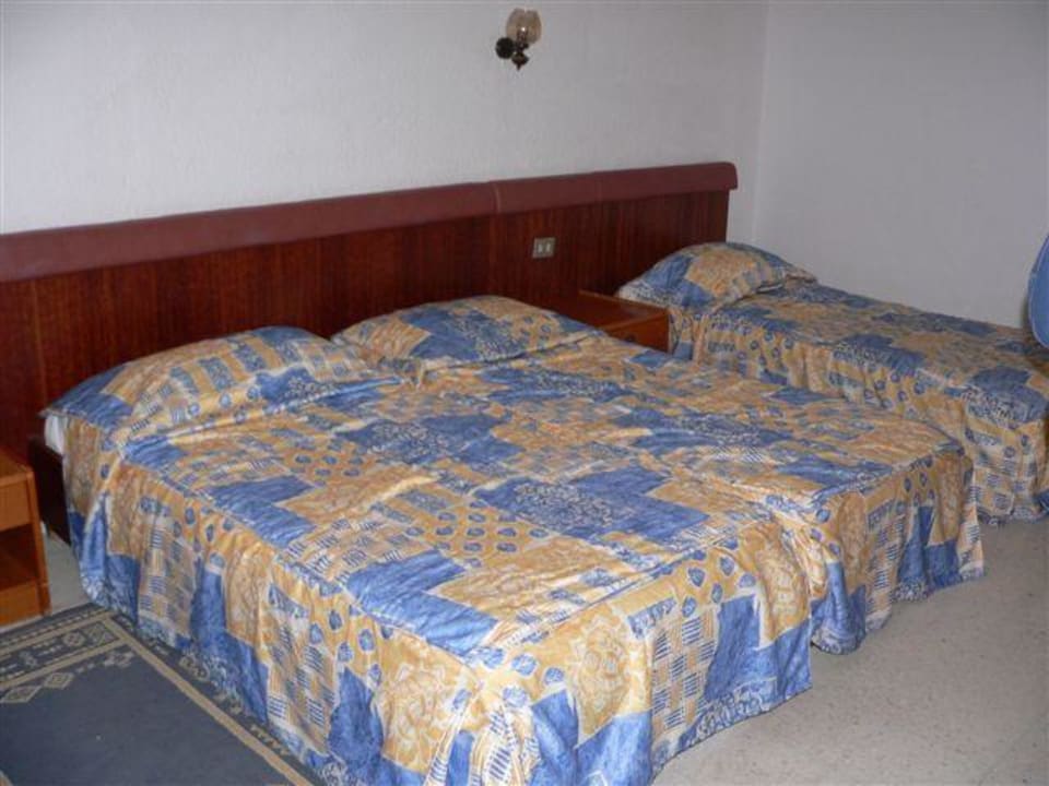 Doppelbett mit Einzelbett im Bungalow El Mouradi Club Kantaoui