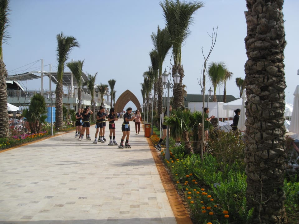 Pad naar zee tussen de zwembaden door. Hotel Delphin Imperial