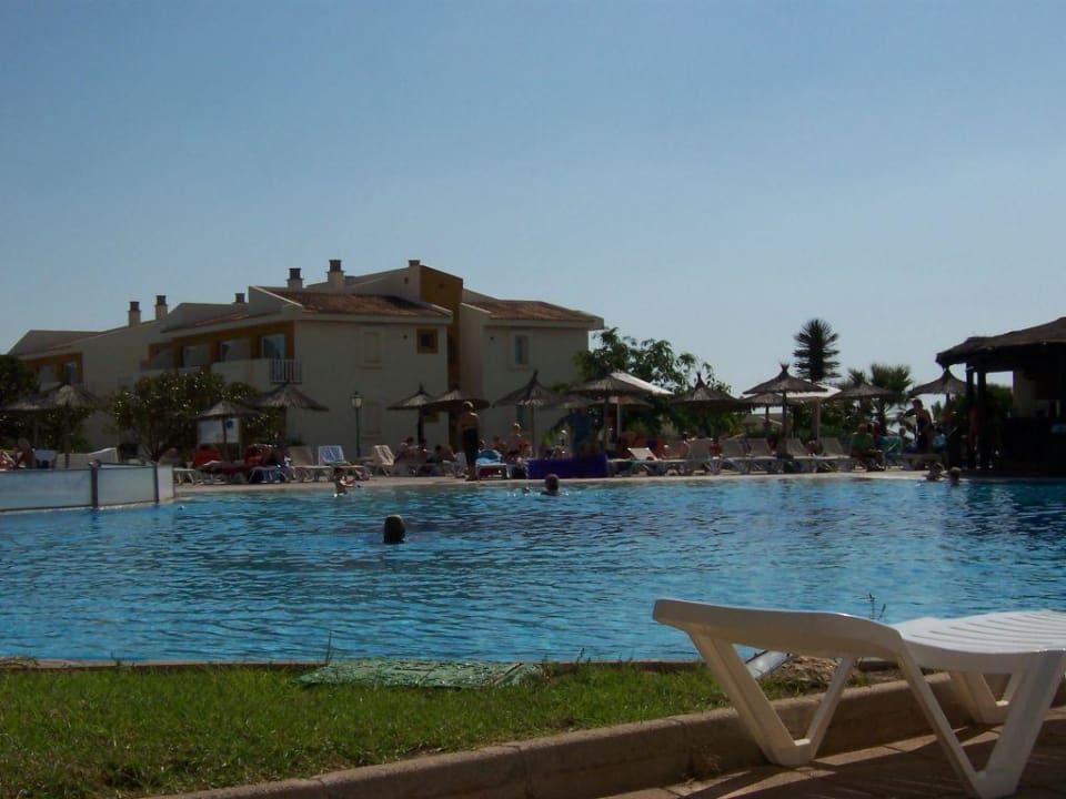 Einer der beiden Pools blau punta reina