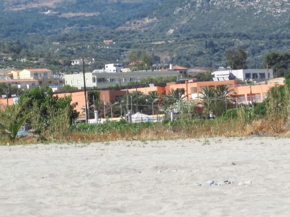 Der Strand mit Blick auf das Hotel Rethymno Village
