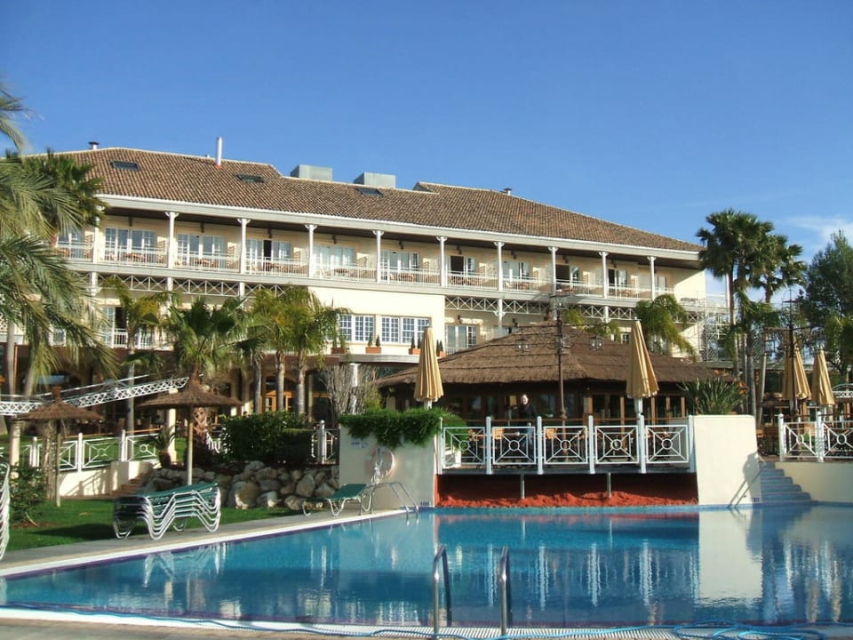 Blick vom Pool auf das Haupthaus Lindner Hotel Mallorca Portals Nous, part of JdV by Hyatt