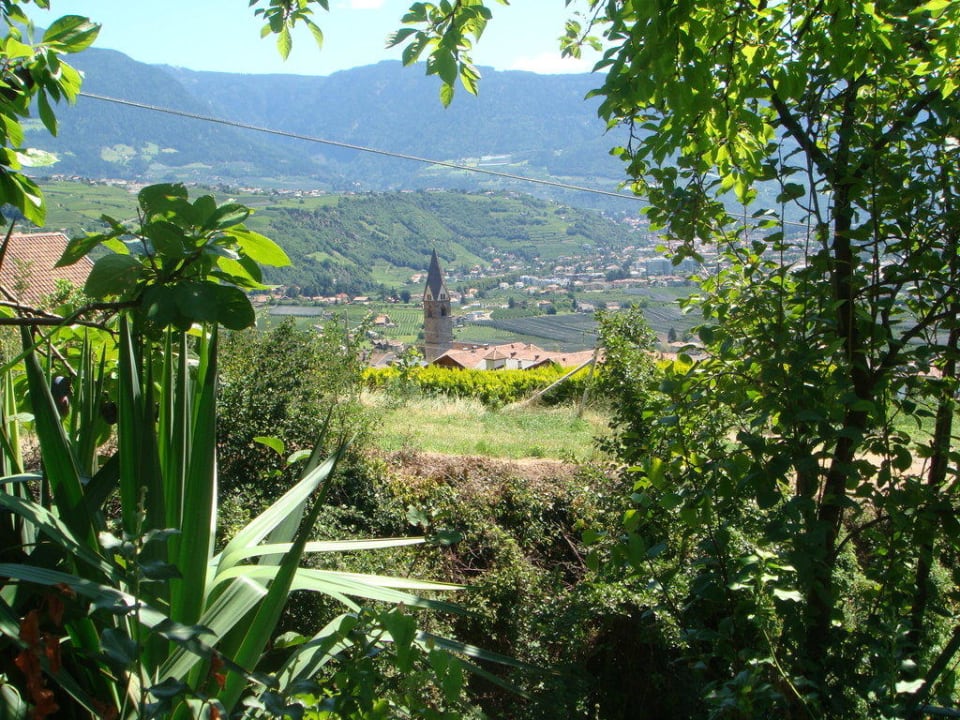 Blick aus dem Garten Richtung altes Dorf Algund. Garni-Pension Spisshof