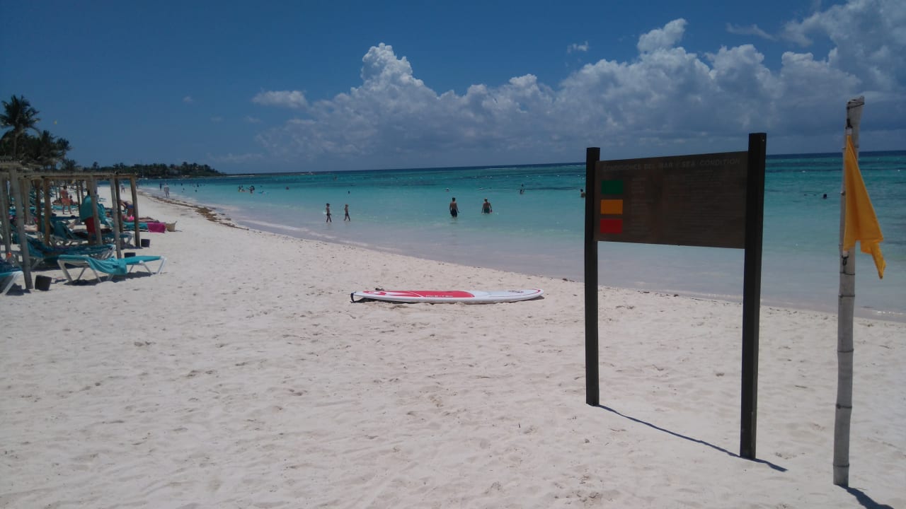 Weißer Sandstrand mit türkisen Meer. Akumal Bay Beach & Wellness Resort