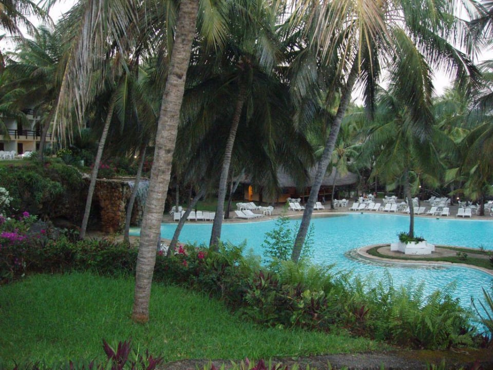 Pool mit Wasserfall während der Dämmerung PrideInn Flamingo Beach Resort & Spa