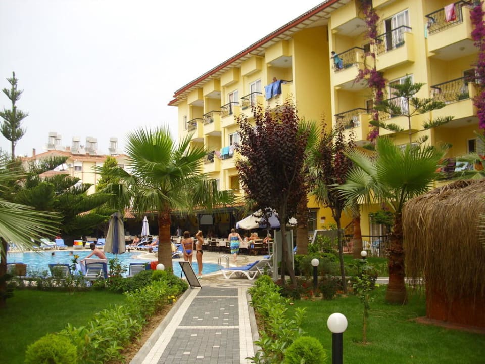 Weg zum Restaurant Sun City Apartments