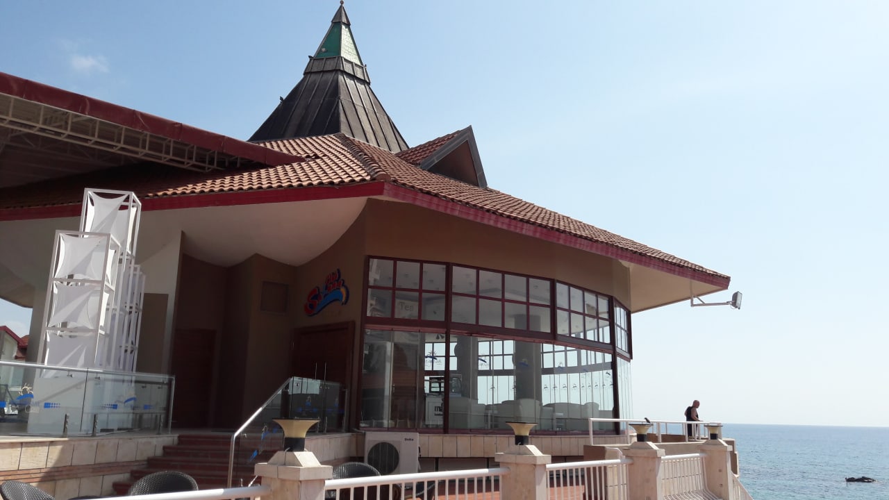 Strandbar mit Kuchenbar am Nachmittag Salamis Bay Conti Resort Hotel & Casino