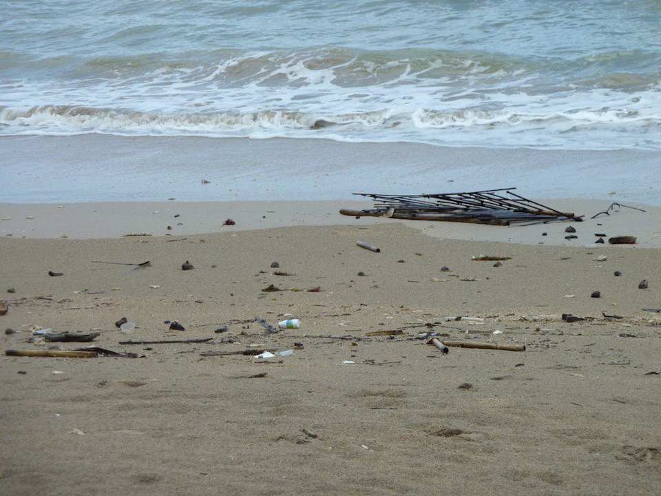 Dreckiger Strand Lanta Pavilion Resort