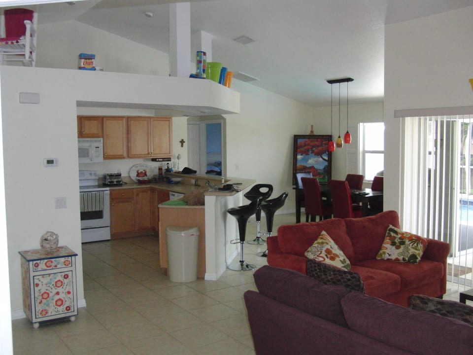 Wohnbereich, Ess-Ecke und offene Küche Villa April