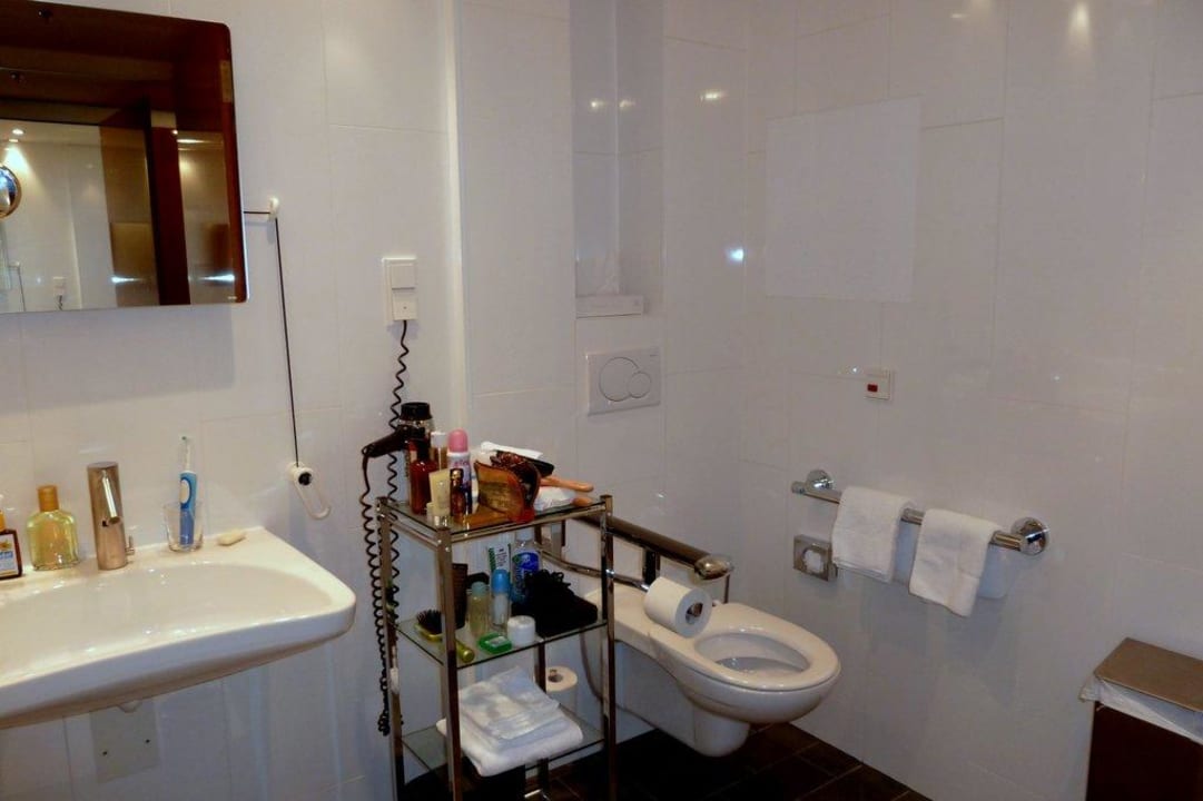 Blick ins Bad Four Points by Sheraton Panoramahaus Dornbirn