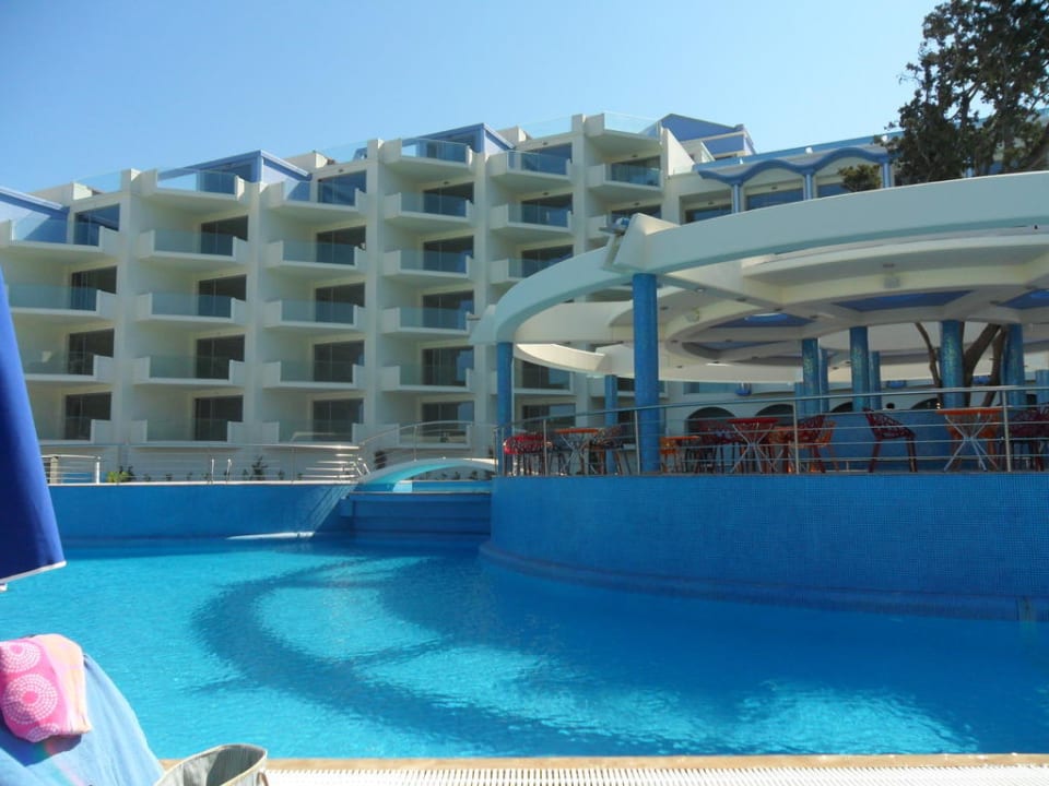 Teilansicht des Hotels und der Poolbar Atrium Platinum Luxury Resort Hotel & Spa