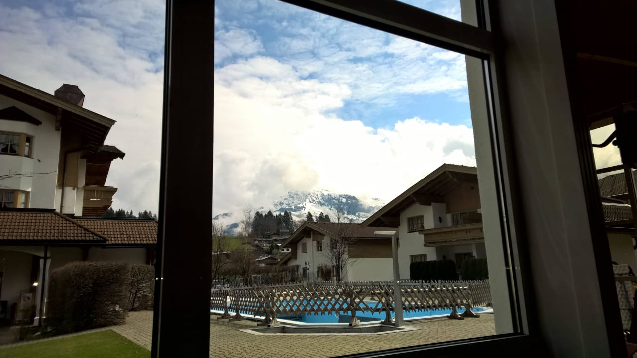 Blick vim Innenpool Richtung Kitzbüheler Horn Lisi Family Hotel Reith bei Kitzbühel