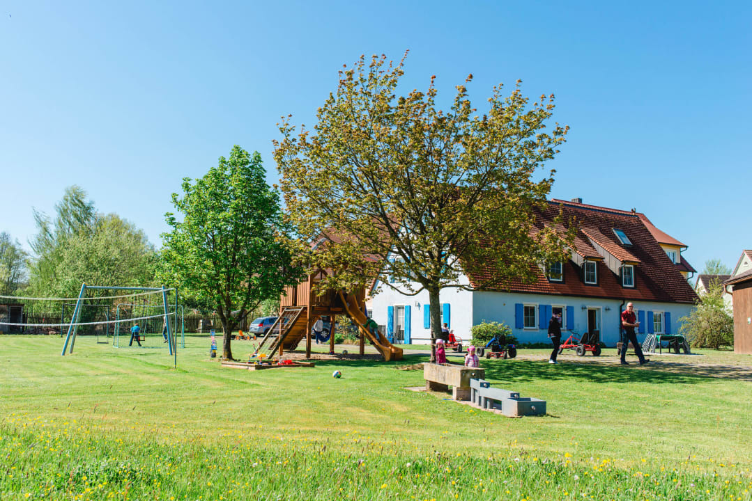 Ferienhaus mit großem Spielplatz Ferienwohnungen Altmühlhof