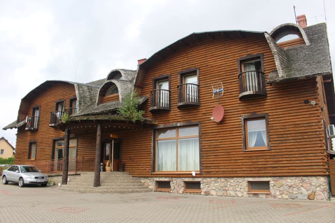 Restauracja z zewnątrz Dworek Tucholski