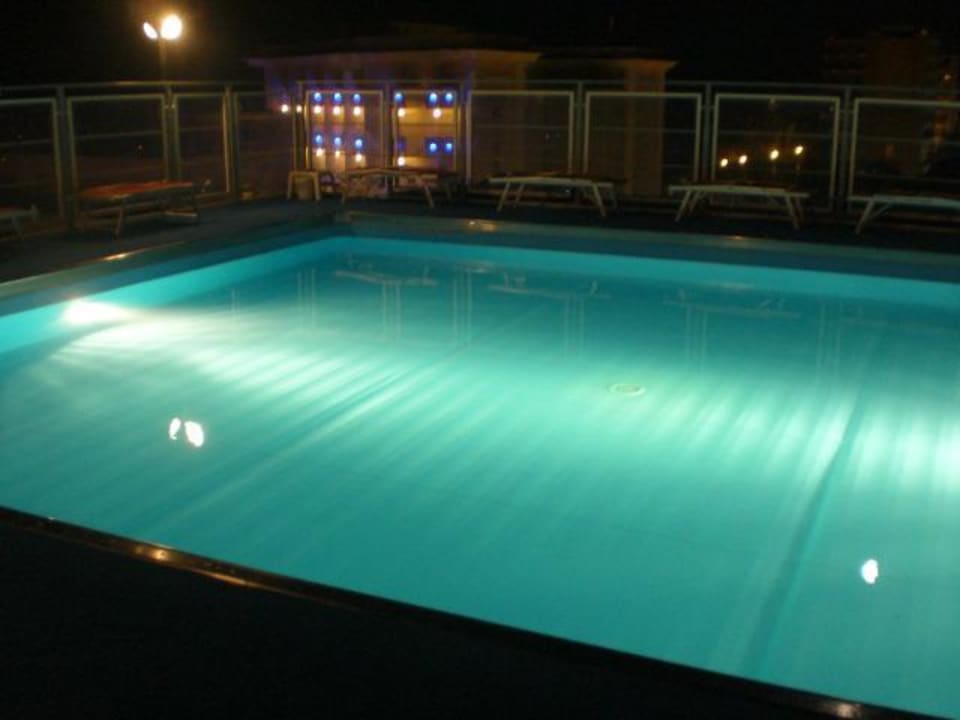 Das Schwimmbad in der Nacht Hotel Sorriso
